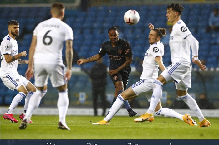 Momen penyerang sayap Manchester City, Raheem Sterling melepaskan tembakan ke arah gawang Leeds United pada laga pekan keempat Liga Inggris, Sabtu (3/10/2020).