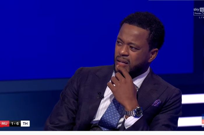 Eks bek Manchester United, Patrice Evra, ketika menjadi komentator di Sky Sports.