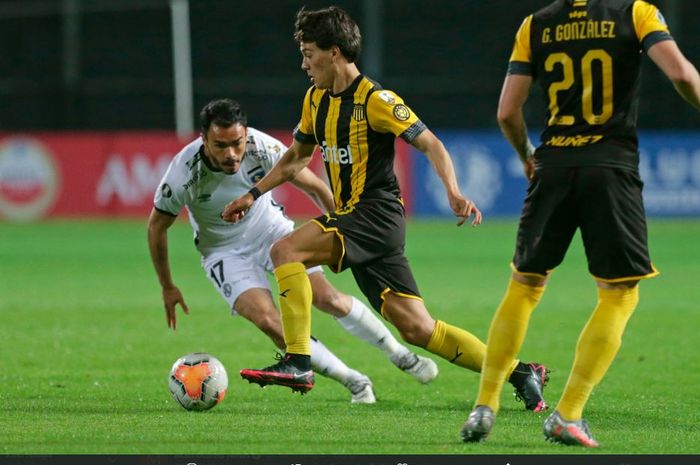 Rekrutan anyar Manchester United, Facundo Pellistri, saat beraksi bersama Penarol.