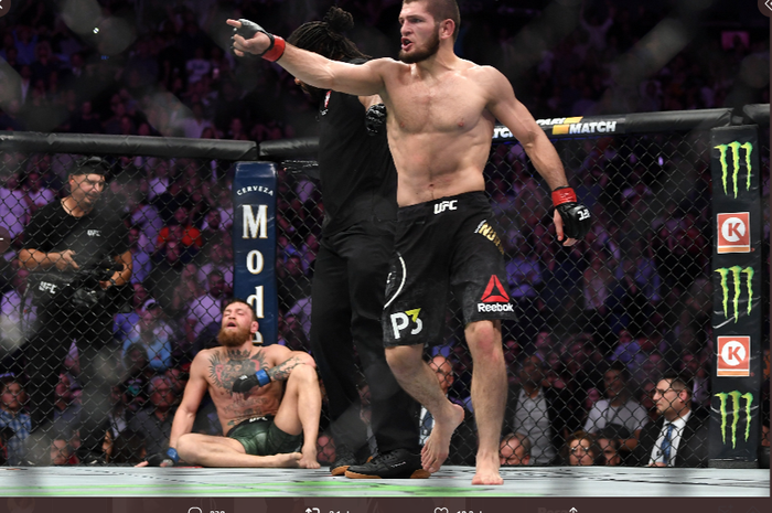 Khabib Nurmagomedov (berdiri) berhasil memenangkan pertarungan melawan Conor McGregor pada ajang UFC 229 di Las Vegas, Amerika Serikat, 6 Oktober 2018.