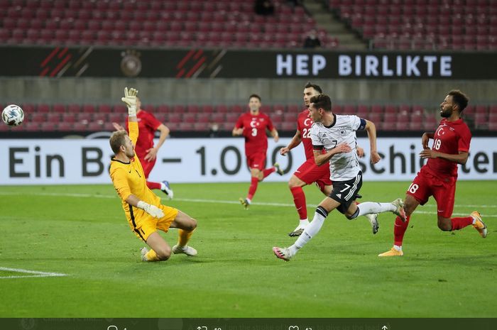 Proses terjadinya gol Julian Draxler ke gawang  Mert Gunok pada laga friendly match antara timnas Jerman dan timnas Turki, Rabu (7/10/2020).