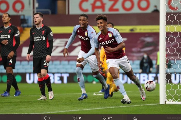 Andy Robertson dan Virgil van Dijk nampak lesu setelah gawang Liverpool dibobol oleh penyerang Aston Villa, Ollie Watkins.