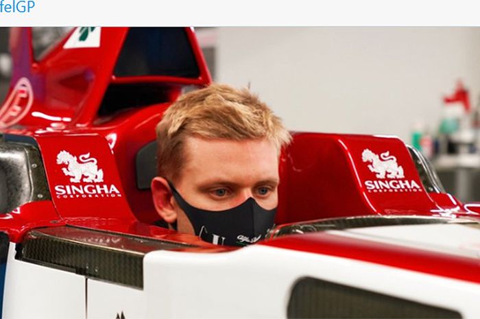 Mick Schumacher sedang bersiap-siap untuk tampil pada sesi latihan bebas pertama Formula 1 GP Eifel di Nuerburgring, Jerman, 9 Oktober 2020.