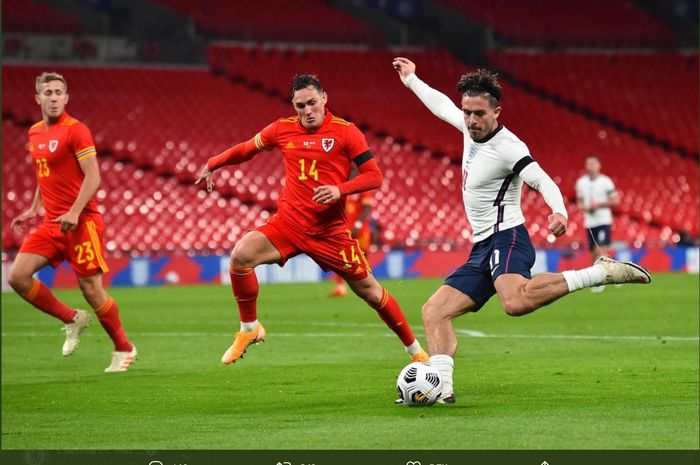 Momen gelandang serang timnas Inggris, Jack Grealish, melakukan ancang-ancang dalam menendang bola ke arah gawang timnas Wales pada laga friendly match, Kamis (8/10/2020).