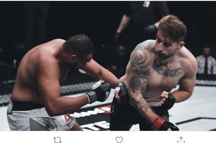 Chris Daukaus (kanan), meraih kemenangan kedua dalam dua laga pertamanya di UFC.