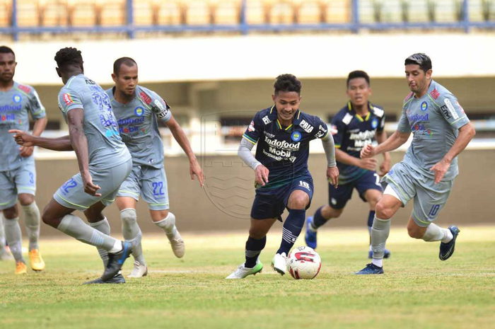 Pemain Persib Bandung, Gian Zola, menggiring bola dalam game internal di Stadion Gelora Bandung Lautan Api, Kota Bandung, Sabtu (10/10/2020).