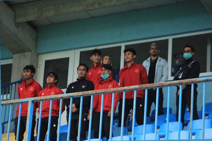 Gelandang PSIS Semarang, Flavio Beck Junior yang memakai jaket jeans berwarna biru hadir langsung di stadion saat laga timnas U-19 Indonesia vs Makedonia