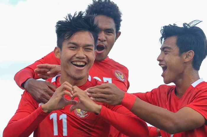 Sayap Timnas U-19 Indonesia Witan Sulaeman (kiri) selebrasi dengan rekan-rekannya usai membobol gawang Timnas U-19 Makedonia Utara dalam uji coba di Kroasia, Minggu (11/10/2020).