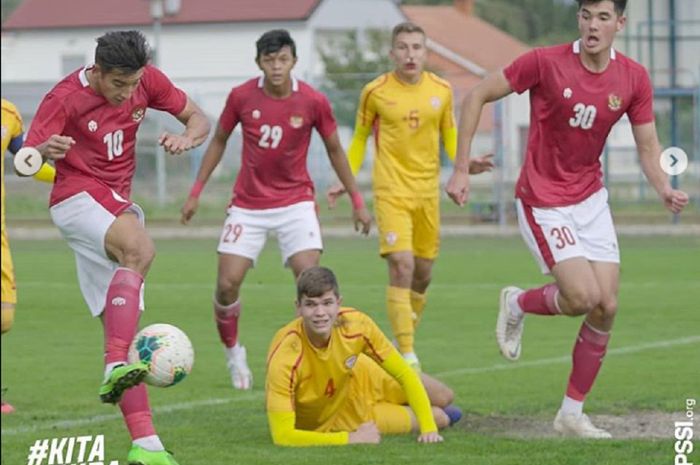 Bek Timnas U-19 Indonesia Elkan Baggott (kanan) ikut membantu rekannya, Jack Brown (kiri), saat menggempur Timnas U-19 Makedonia Utara dalam uji coba di Kroasia, Minggu (11/10/2020).