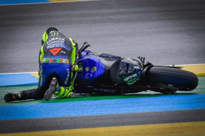 Pembalap Monster Energy Yamaha, Valentino Rossi, terjatuh pada balapan MotoGP Prancis di Sirkuit Le Mans, Minggu (11/10/2020).