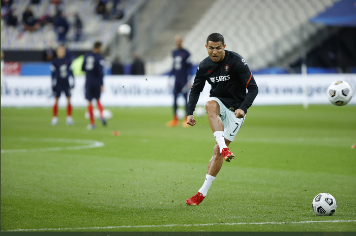 Cristiano Ronaldo melakukan pemanasan sebelum laga timnas Prancis melawan timnas Portugal dimulai.