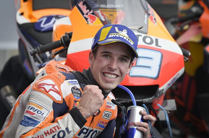 Pembalap Repsol Honda, Alex Marquez, berpose seusai balapan MotoGP Prancis di Sirkuit Le Mans, Minggu (11/10/2020).