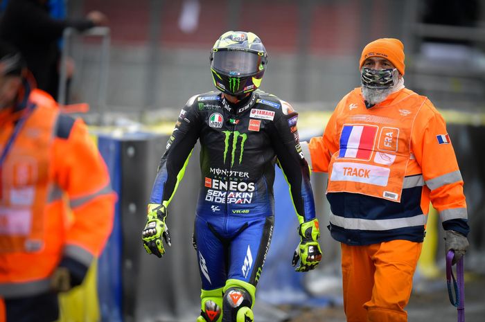 Pembalap Monster Energy Yamaha, Valentino Rossi, berjalan seusai terjatuh pada balapan MotoGP Prancis di Sirkuit Le Mans, Minggu (11/10/2020).