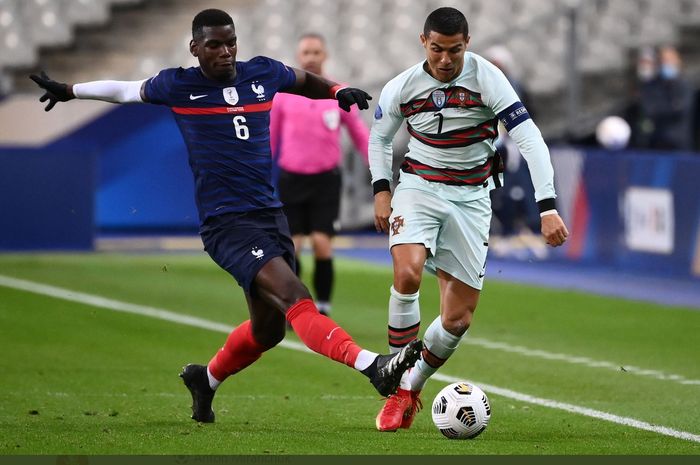 Cristiano Ronaldo berduel dengan Paul Pogba dalam laga Prancis vs Portugal di UEFA Nations League, Minggu (11/10/2020).