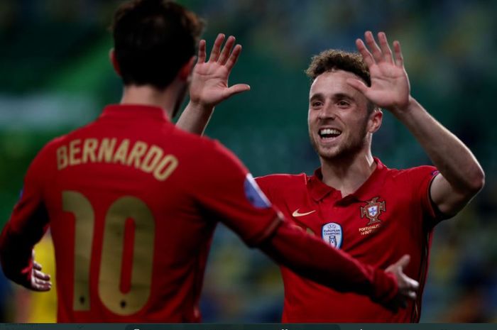 Diogo Jota dan Bernardo Silva merayakan gol dalam laga antara Portugal dan Swedia, Kamis (15/4/2020) dini hari WIB.