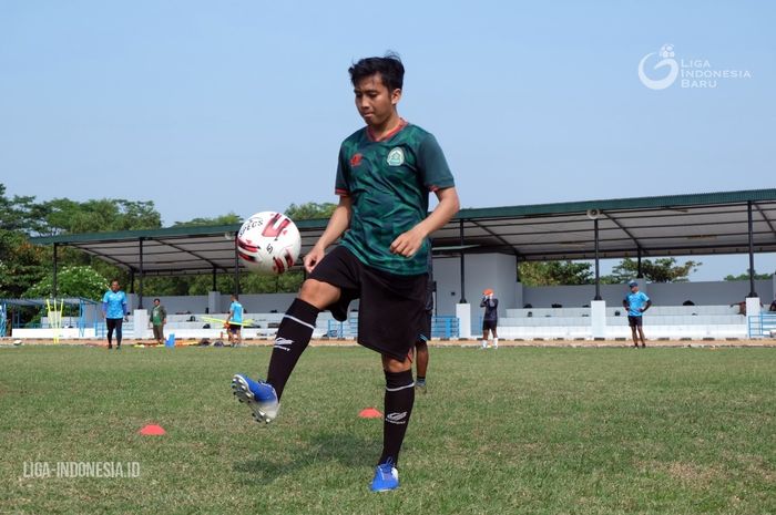 Gelandang Tira Persikabo, Rezky Ikhwan sedang menjalani latihan.