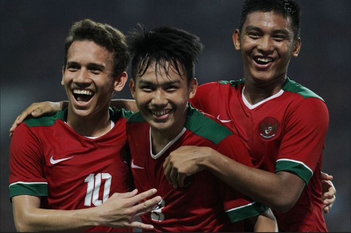 Egy Maulana Vikri dan Witan Sulaeman, diikuti M Rafli, merayakan gol pertama Timnas U-19 Indonesia ke gawang Thailand pada laga persahabatan di Stadion Wibawa Mukti, Cikarang, Kabupaten Bekasi, Minggu (8/10/2017)