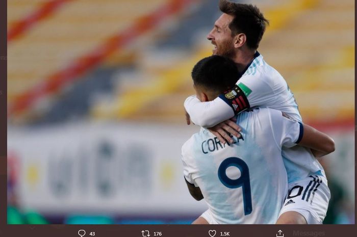 Lionel Messi memeluk Joaquin Correa, sang pencetak gol kemenangan timnas Argentina atas Bolivia di kualifikasi Piala Dunia 2022.