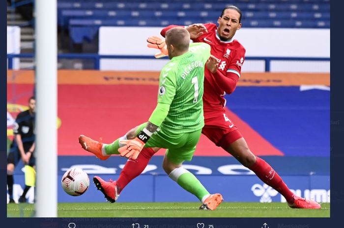 Tekel horor Jordan Pickford kepada Virgil van Dijk dalam laga Everton vs Liverpool di Goodison Park, 17 Oktober 2020.