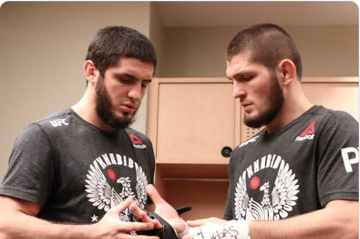 Para petarung UFC, Islam Makhachev (kiri) dan Khabib  Nurmagomedov.