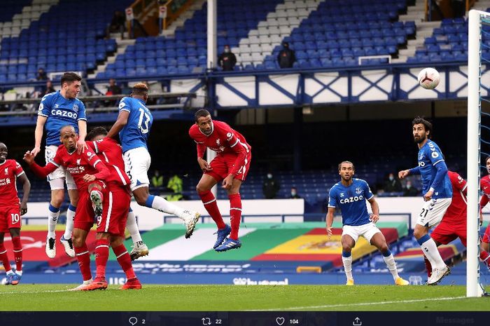 Bek Everton, Michael Keane, mencetak gol ke gawang Liverpool.