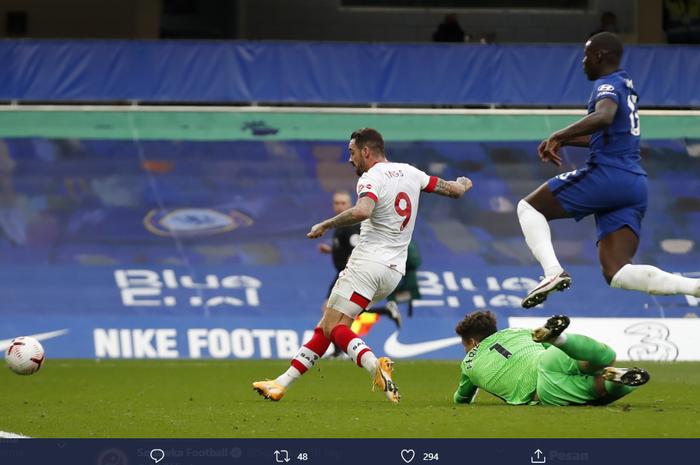 Danny Ings mencetak gol pertama Southampton di laga melawan Chelsea usai mengecoh Kepa Arrizabagala, Sabtu (17/10/20)