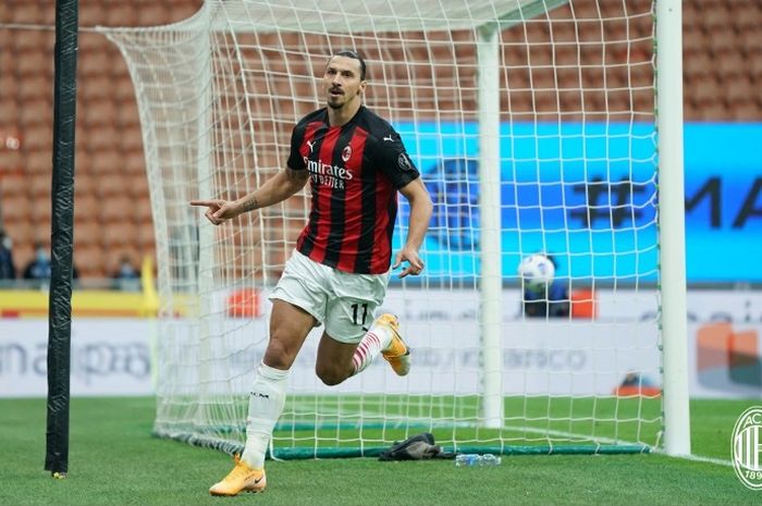 Striker AC Milan, Zlatan Ibrahimovic, melakukan selebrasi seusai menjebol gawang Inter Milan dalam laga Sabtu (17/10/2020).