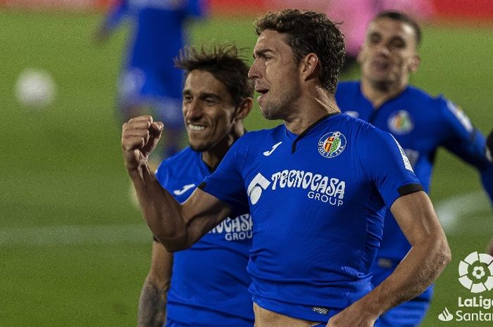 Pemain Getafe, Jaime Mata, melakukan selebrasi seusai menjebol gawang Barcelona dalam laga Sabtu (17/10/2020).