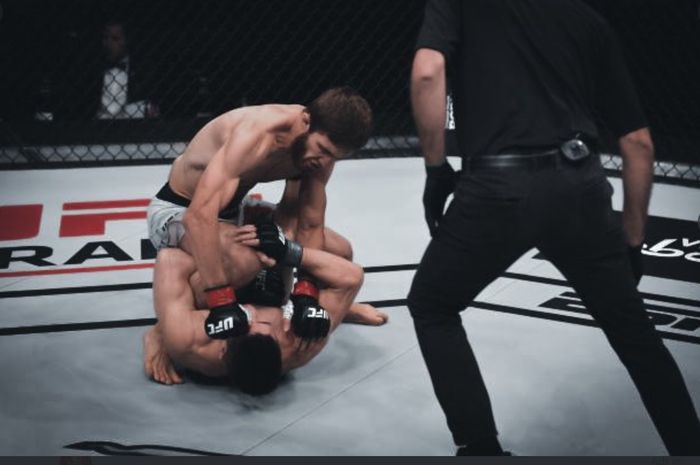 Said Nurmagomedov kala menghukum Mark Striegl pada UFC Fight Island 6 (18/10/2020).