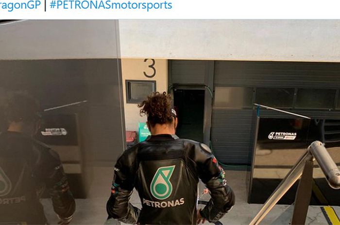 Pembalap Petronas Yamaha SRT, Franco Morbidelli, sat tengah bersiap-siap untuk sesi latihan bebas ketiga MotoGP Aragon di Sirkuit Aragon, Spanyol, 17 Oktober 2020.