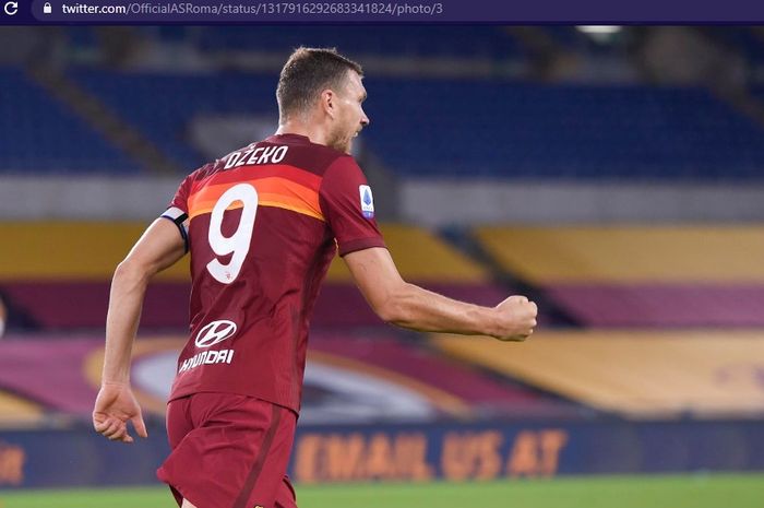 Striker AS Roma, Edin Dzeko, tercatat sangat hobi membobol gawang Manchester United usai membawa timnya meraih kemenangan.