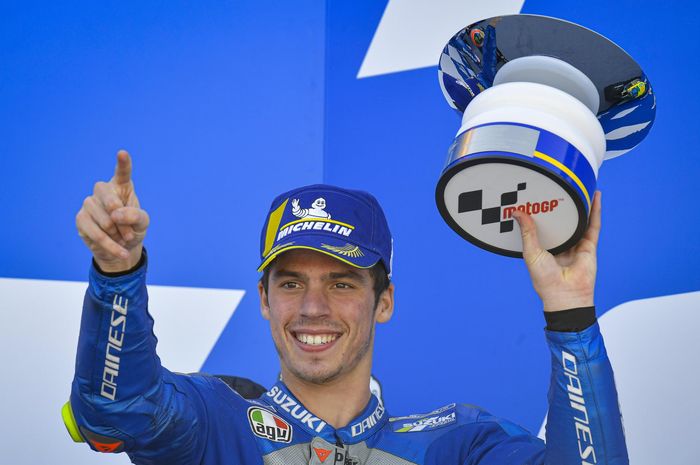 Pembalap Suzuki Ecstar, Joan Mir, di podium ketiga MotoGP Aragon di Sirkuit Motorland Aragon, Spanyol, Minggu (18/10/2020).