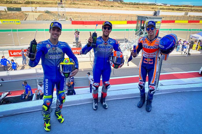 Para penghuni podium MotoGP Aragon 2020, dari kiri ke kanan; Joan Mir (Suzuki Ecstar), Alex Rins (Suzuki Ecstar), dan Alex Marquez (Repsol Honda).