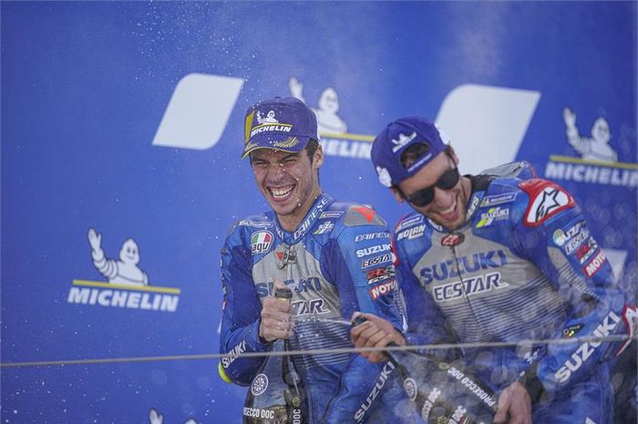 Selebrasi podium dua pembalap Suzuki Ecstar, Joan Mir (kiri) dan Alex Rins, setelah balapan MotoGP Aragon di Sirkuit Aragon, Spanyol, 18 Oktober 2020.