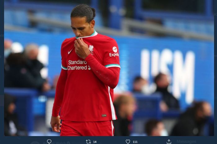 Reaksi bek Liverpool, Virgil van Dijk, saat ditarik keluar karena cedera dalam duel kontra Everton.