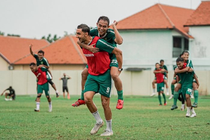 Pemain Persebaya, Mahmoud Eid mendapatkan hukuman menggendong Irfan Jaya karena timnya kalah saat sesi latihan game Senin (19/10) sore.