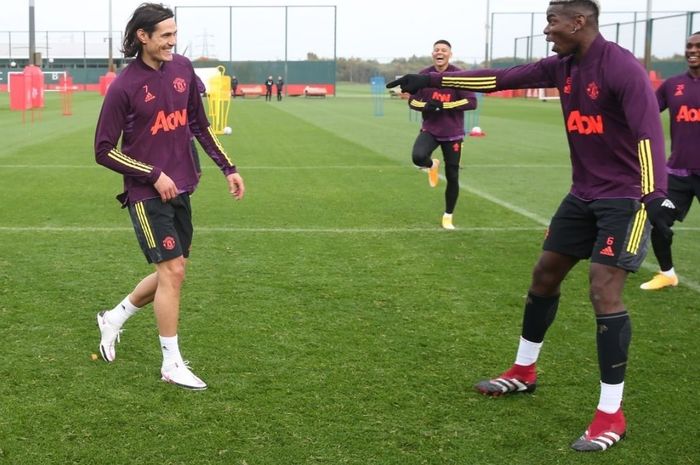 Momen kebersamaan Edinson Cavani bersama Paul Pogba dala sesi latihan Manchester United.