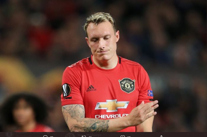 Bek tengah Manchester United, Phil Jones, yang menghilang bak ditelan bumi.