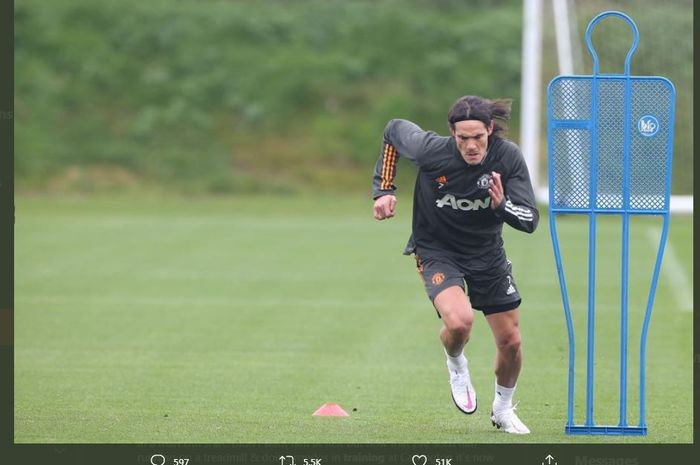 Edinson Cavani saat menjalani sesi latihan di Manchester United.