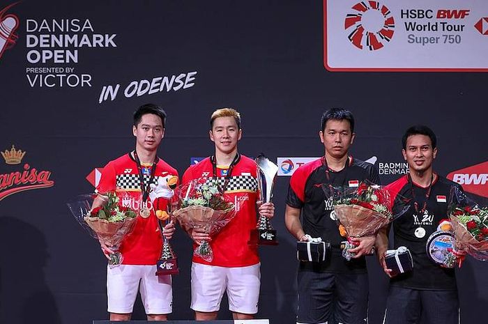 Dua pasangan ganda putra Indonesia, Marcus Fernaldi Gideon/Kevin Sanjaya Sukamuljo (jersey merah) dan Mohammad Ahsan/Hendra Setiawan, berpose di podium kampiun Denmark Open 2019.