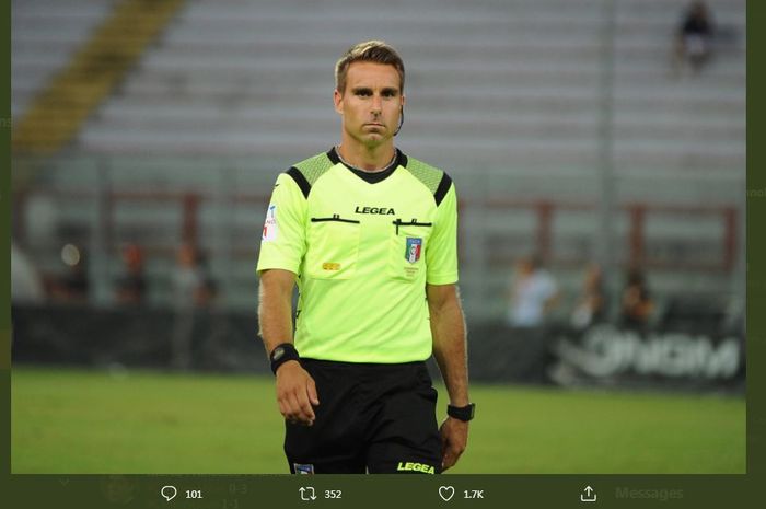 Francesco Fourneau, wasit Liga Italia yang memimpin duel Crotone vs Juventus, 18 Oktober 2020.