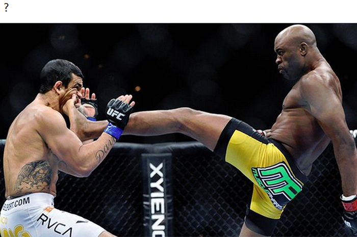 Front kick Anderson Silva (kanan) ke arah Vitor Belfort pada UFC 126 di Mandalay Bay Events Center, Las Vegas, Amerika Serikat, 5 Februari 2011.