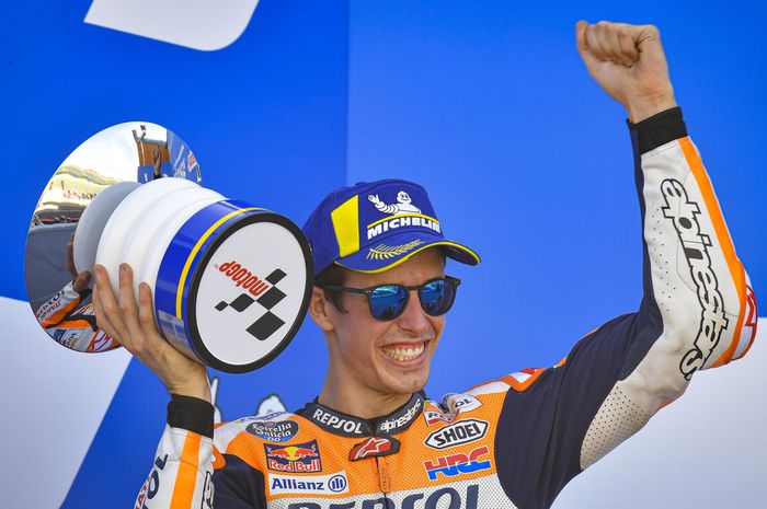 Pembalap Repsol Honda, Alex Marquez, berpose di podium kedua MotoGP Aragon di Sirkuit Motorland Aragon, Minggu (18/10/2020).