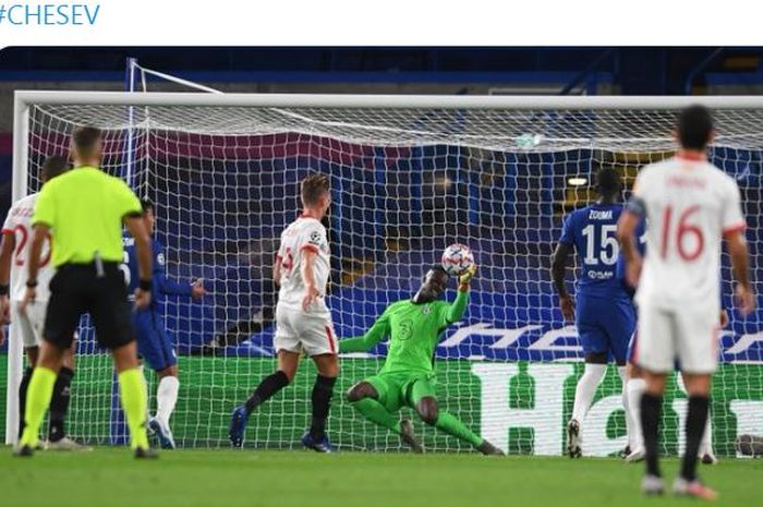 Kiper Chelsea, Edouard Mendy, melakukan tepisan memukau untuk menyelamatkan The Blues dalam laga Grup E Liga Champions melawan Sevilla di Stadion Stamford Bridge