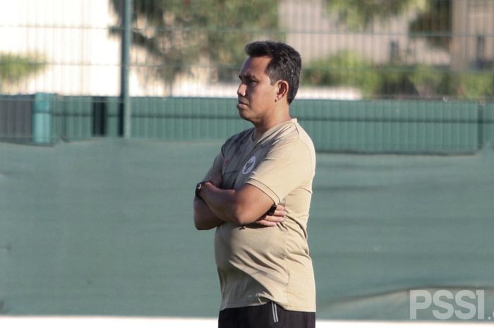 Pelatih timnas U-16 Indonesia, Bima Sakti, memantau latihan anak asuhnya di Lapangan UEA FA, Dubai, Uni Emirat Arab, pada Selasa (20/10/2020).