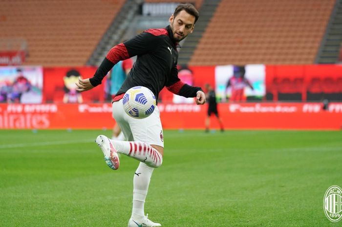 Gelandang serang AC Milan, Hakan Calhanoglu kontraknya bakal berakhir pada Juni 2021.