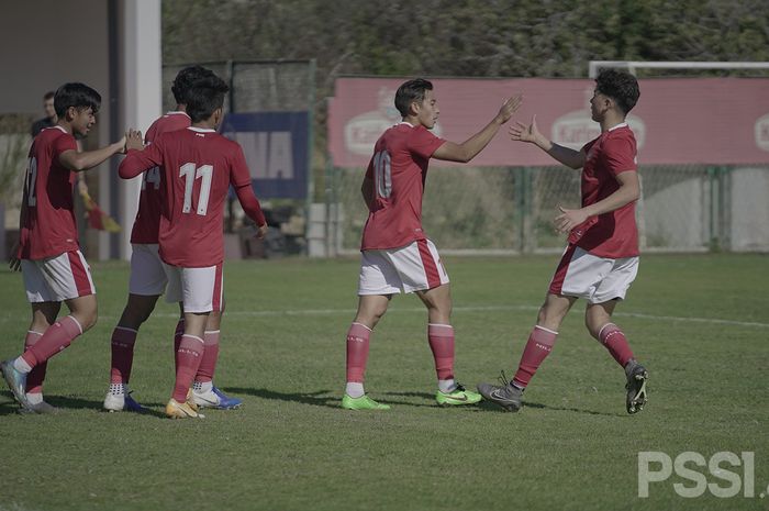 Para pemain timnas U-19 Indonesia merayakan gol Jack Brown dalam laga kontra Hajduk Split, Selasa (20/10/2020).