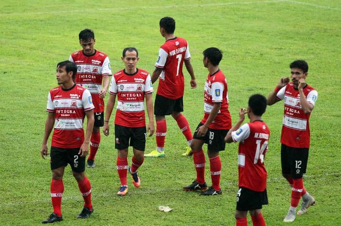 Para pemain Madura United usai latihan bersama Arema FC di Stadion Kanjuruhan, Malang, Rabu (21/10/2020).