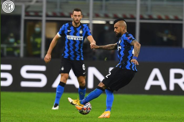 Arturo Vidal menembak bola dalam partai Liga Champions Inter Milan vs Moenchengladbach, 21 Oktober 2020.