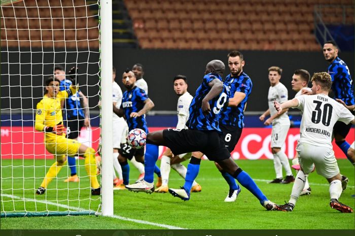 Momen terciptanya gol penyerang Inter Milan, Romelu Lukaku ke gawang Borussia Moenchengladbach dalam laga di Grup B Liga Champions yang berkesudahan 2-2.